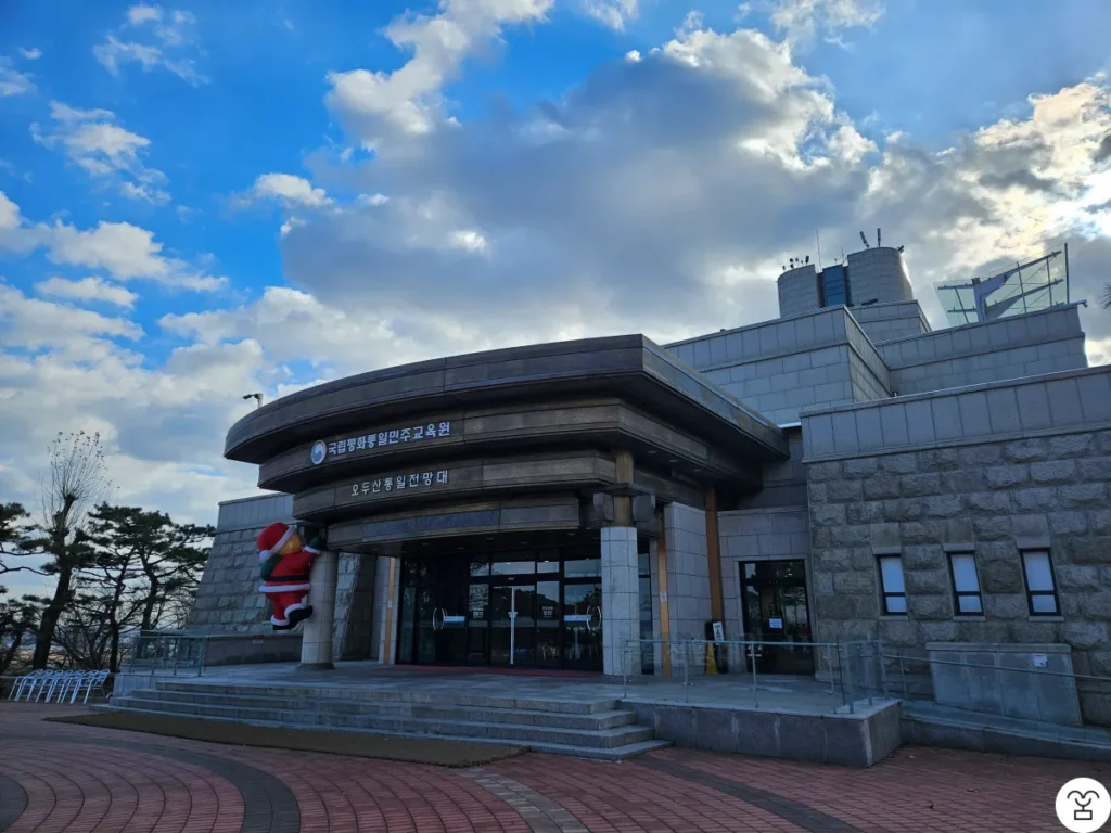 烏頭山統一展望台の建物にぶら下がっているサンタクロース