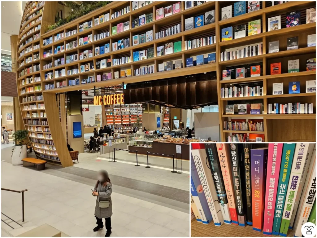 1階へ上がる階段の前には本がたくさん置かれていて、とても良い。本を眺めることができる。手の届かない場所にある本は、やはり見ることができないのだろう。少し残念だ。
1階と2階の間の階段横には、『マネー・トレンド2026』という本がひときわ目に入った。