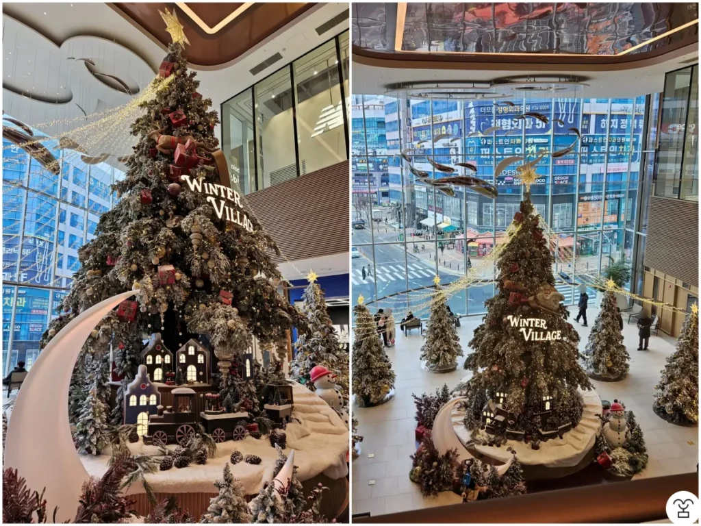 2階にあるクリスマスツリー。3階から見たクリスマスツリー