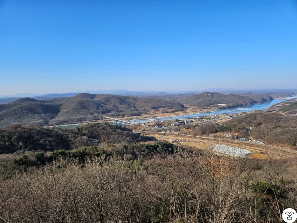 展望台から見た、臨津江を渡る橋の方向。
橋の名前は分からない。