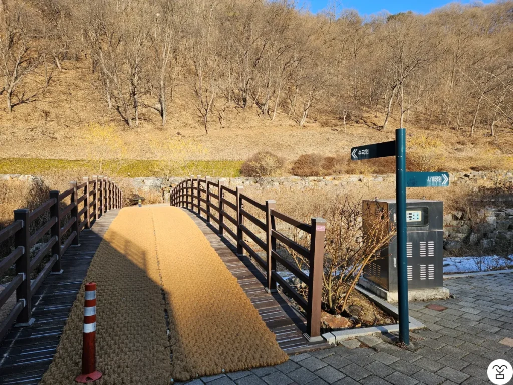 入場後、左側にある橋を見つけて渡る。